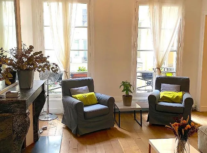 Quiet&Very Central 2 BR Flat